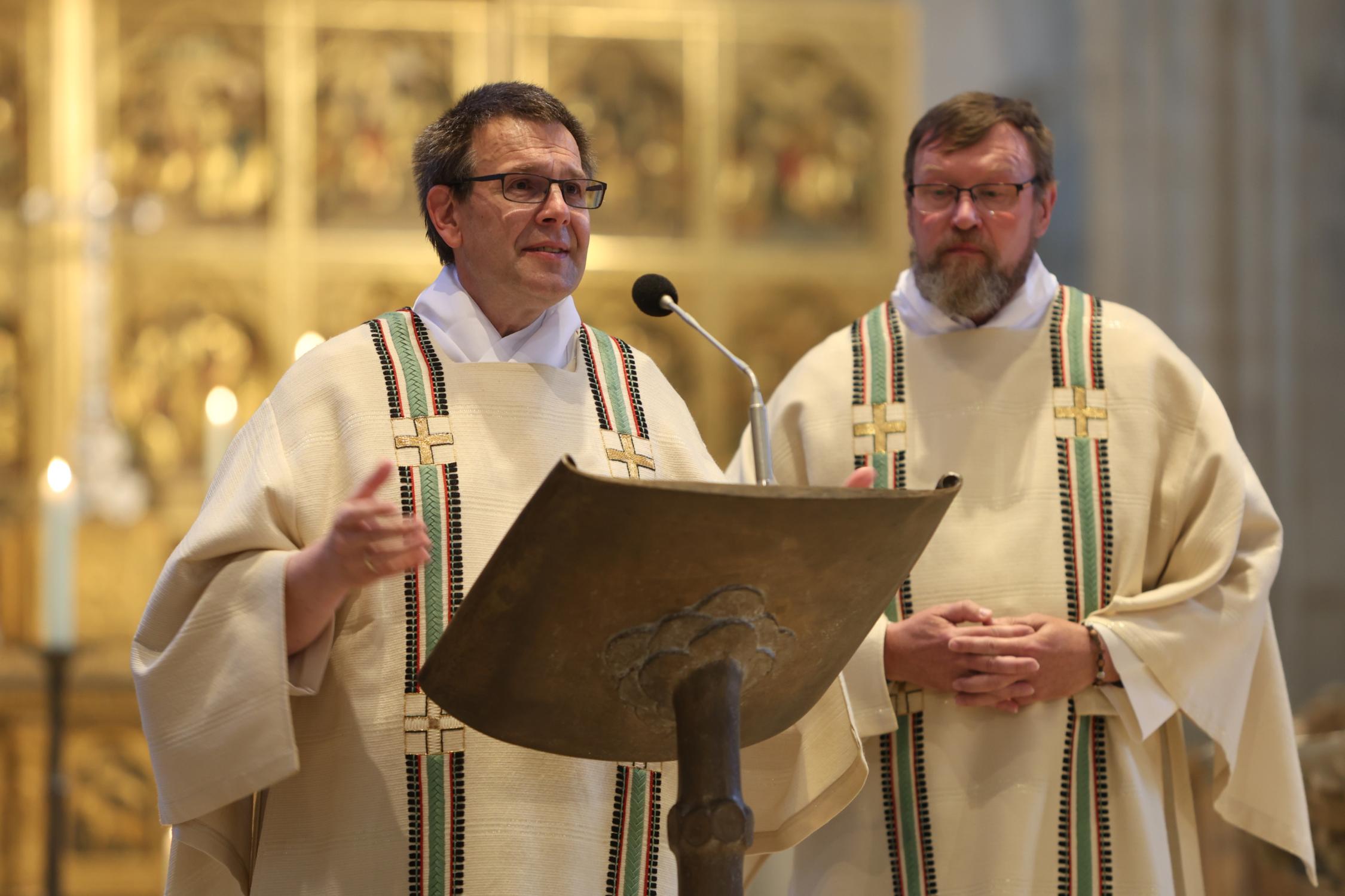 Begrüßung durch die Diakone Maul und Javers