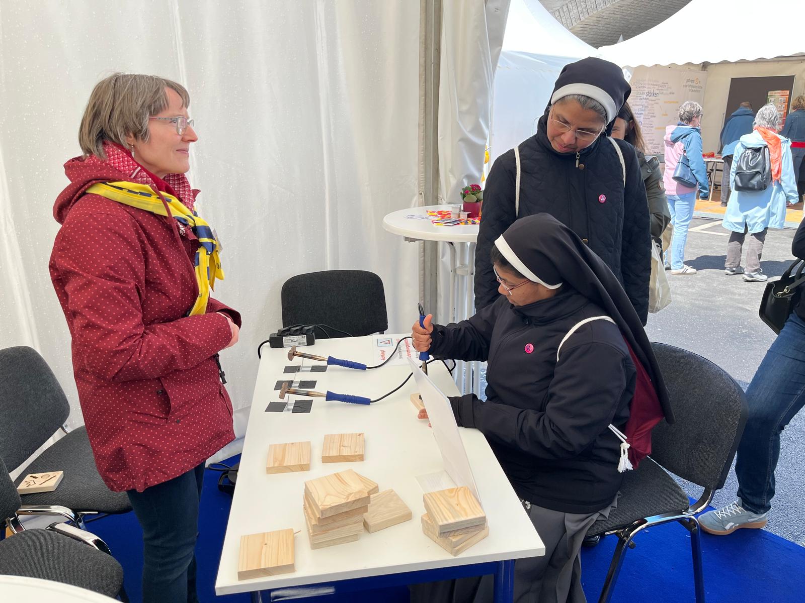 Stand beim Katholikentag 2026 - Herstellung von Täfelchen „Würde unantastbar“